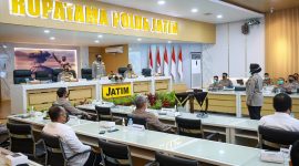 Kapolda Jatim serahkan Dipa tahun anggaran 2021 Mapolda Jatim, 7/12/2020. (Yudha/SJ Foto)