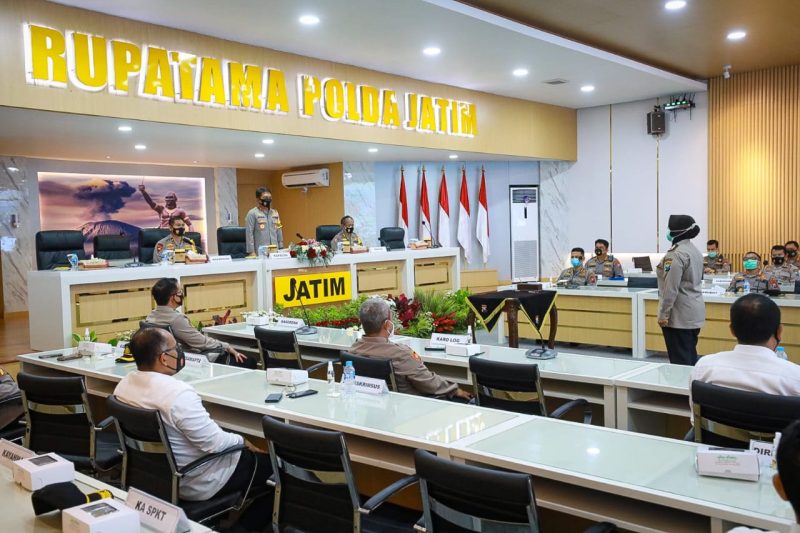 Kapolda Jatim serahkan Dipa tahun anggaran 2021 Mapolda Jatim, 7/12/2020. (Yudha/SJ Foto)