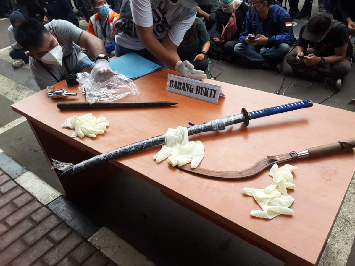 Barang bukti celurit dan samurai yang diamankan polisi. (Yud/SJ Foto)