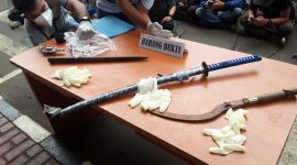 Barang bukti celurit dan samurai yang diamankan polisi. (Yud/SJ Foto)