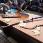 Barang bukti celurit dan samurai yang diamankan polisi. (Yud/SJ Foto)