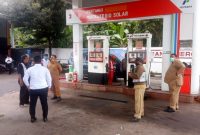 Petugas gabungan sidak ketersediaan BBM jelang akhir tahun, Senin, 28/12/2020. (Didik/SJ Foto)