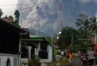 Awan panas muncul dari kawah Gunung Semeru, Sabtu, 16/01/2021. (Yudha/SJ Foto)
