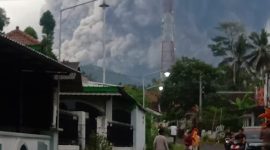 Awan panas muncul dari kawah Gunung Semeru, Sabtu, 16/01/2021. (Yudha/SJ Foto)