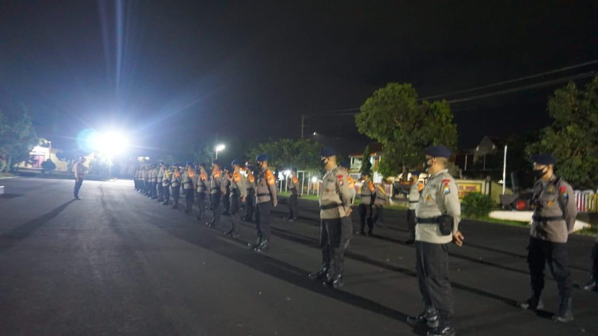 300 personil Brimob Polda Jatim dikirim ke Lumajang untuk membantu siaga erupsi Gunung Semeru, Sabtu malam, 16/01/2021. (Yudha/SJ Foto)