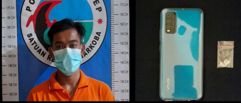 Ainul Yakin diamankan di kantor Satreskoba Polres Sumenep beserta barang bukti. (SJ Foto)