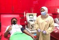 Anggota Polres Mojokerto jalani donor darah konvalesen di PMI Sidoarjo untuk membantu pengobatan pasien terpapar covid-19, Jumat, 29/01/2021. (SJ Foto)