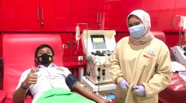 Anggota Polres Mojokerto jalani donor darah konvalesen di PMI Sidoarjo untuk membantu pengobatan pasien terpapar covid-19, Jumat, 29/01/2021. (SJ Foto)