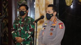 Kapolri Jenderal Listyo Sigit Prabowo bersilaturahmi dengan Panglima TNI Marsekal Hadi Tjahjanto, Minggu, 31 Januari 2021. (SJ Foto)