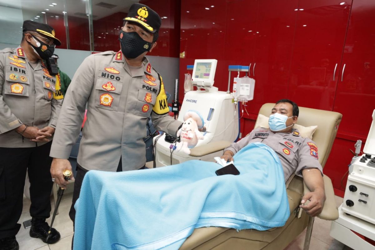 Aksi kemanusiaan, Kapolda Jatim Lakukan Pengecekan Anggota Yang Donor Plasma Konvalesen, Jumat, 05/02/2021. (Foto istimewa)