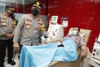 Aksi kemanusiaan, Kapolda Jatim Lakukan Pengecekan Anggota Yang Donor Plasma Konvalesen, Jumat, 05/02/2021. (Foto istimewa)