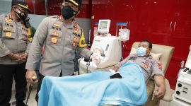 Aksi kemanusiaan, Kapolda Jatim Lakukan Pengecekan Anggota Yang Donor Plasma Konvalesen, Jumat, 05/02/2021. (Foto istimewa)