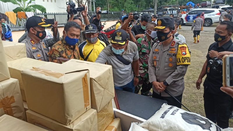 Kapolda Jatim Irjen Pol. Nico Afinta meninjau posko korban banjir di Kabupaten Jombang, Jawa Timur, Selasa, 09/02/2021. (SJ Foto)