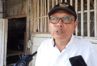 Mukhlisin, mantan Pj. Kades Putatkumpul, Kecamatan Turi, Lamongan ditemui awak media. (SJ Foto)