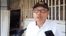 Mukhlisin, mantan Pj. Kades Putatkumpul, Kecamatan Turi, Lamongan ditemui awak media. (SJ Foto)