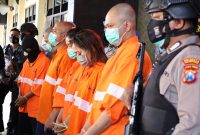 Tersangka narkoba dihadirkan dalam rilis yang digelar di Mapolres Malang, Minggu, 28/03/2021. (istimewa) 