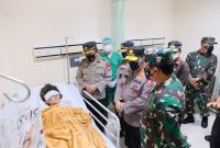 Kapolri dan Panglima TNI melihat korban bom Makassar, Minggu, 28/03/2021. (SJ Foto)