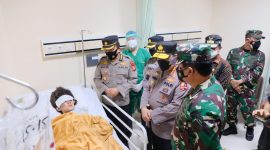 Kapolri dan Panglima TNI melihat korban bom Makassar, Minggu, 28/03/2021. (SJ Foto) 