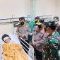 Kapolri dan Panglima TNI melihat korban bom Makassar, Minggu, 28/03/2021. (SJ Foto) 