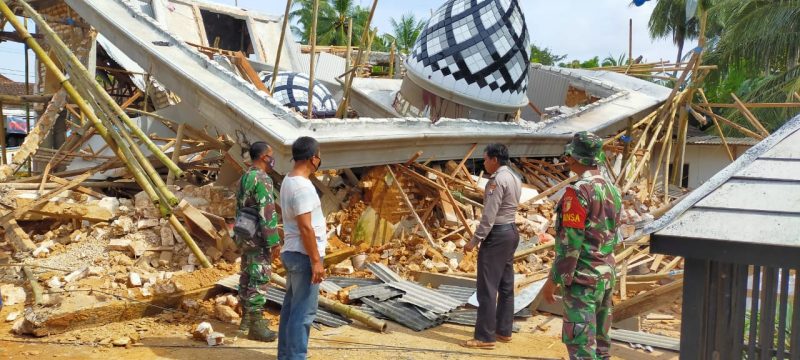 Masjid Asasul Hidayah di Desa Batang-Batang, Kecamatan Batang-Batang, Sumenep, Jawa Timur, ambruk, Minggu, 28/03/2021. (SJ Foto) 