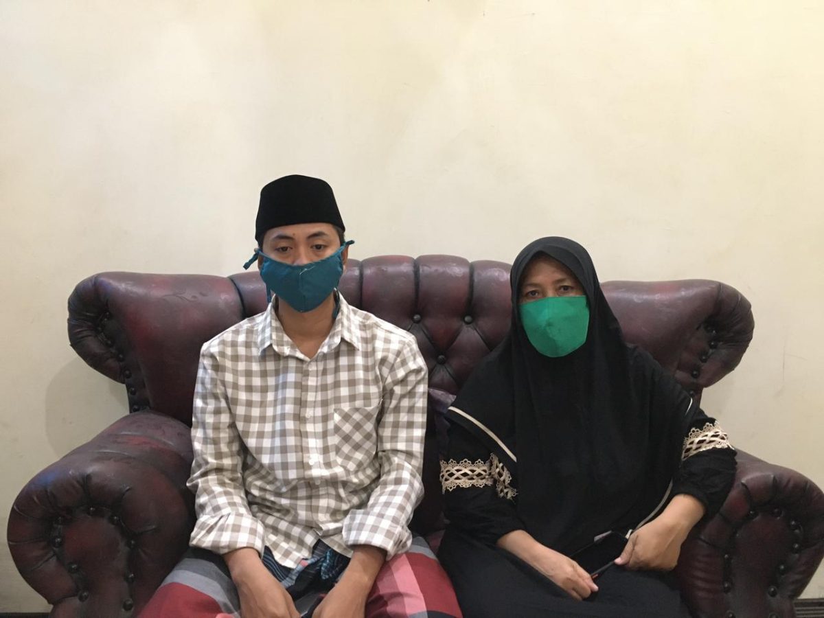Istri dan anak almarhum Suliman saat ditemui wartawan di Rumahnya, Rabu, 5/5/2021. (SJ Foto)