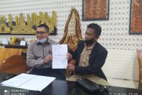 PJ Kades Saobi saat konfrensi pers didampingi kuasa hukumnya. 