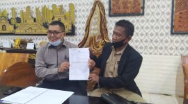 PJ Kades Saobi saat konfrensi pers didampingi kuasa hukumnya. 