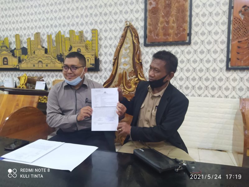 PJ Kades Saobi saat konfrensi pers didampingi kuasa hukumnya. 