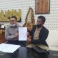 PJ Kades Saobi saat konfrensi pers didampingi kuasa hukumnya. 