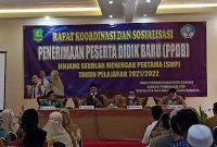 Plt. Kepala Dinas Pendidikan Saat memberikan arahan kepada peserta rakor. 