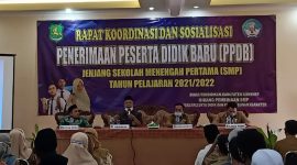 Plt. Kepala Dinas Pendidikan Saat memberikan arahan kepada peserta rakor. 