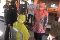 Foto:Seorang ibu-ibu viral saat marahi Wabup Sumenep, Dewi Khalifah. (Istimewa)