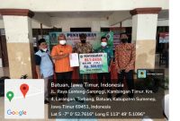 Kepala Desa Torbang, Muzanni, S. Pd saat menyerahkan BLT-DD secara simbolis kepada KPM