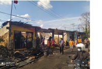 Foto: Petugas Dari Polsek Lenteng Saat Olahraga TKP. (Seputarjatim) 