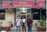 Foto:wartawan media Teropong Indonesia News di dampingi kuasa hukumnya di Mapolres Sumenep