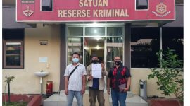 Foto:wartawan media Teropong Indonesia News di dampingi kuasa hukumnya di Mapolres Sumenep