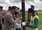 Jumat Berkah, Kapolresta Banyuwangi Datangi Masyarakat Pinggiran Bagikan Makanan Jumat Berkah, Kapolresta Banyuwangi Datangi Masyarakat Pinggiran Bagikan Makanan