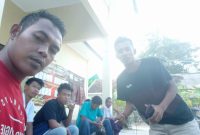 Foto:keluarga korban dugaan penganiayaan bersama saksi saat berada di polsek Sapeken. (istimewa)