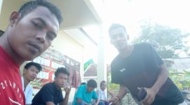 Foto:keluarga korban dugaan penganiayaan bersama saksi saat berada di polsek Sapeken. (istimewa) 