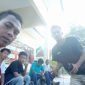 Foto:keluarga korban dugaan penganiayaan bersama saksi saat berada di polsek Sapeken. (istimewa) 
