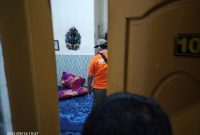 Foto: Petugas Satpol PP Saat Menggeledah Kamar Kost Yang Ditempati Oknum ASN bersama Pasangannya.