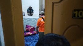 Foto: Petugas Satpol PP Saat Menggeledah Kamar Kost Yang Ditempati Oknum ASN bersama Pasangannya. 