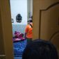 Foto: Petugas Satpol PP Saat Menggeledah Kamar Kost Yang Ditempati Oknum ASN bersama Pasangannya. 
