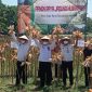 Foto:Kepala Dispertahortbun Sumenep, Arif Firmanto Saat melaksanakan penen raya jagung nusantara di Desa Gadu Barat, Kecamatan Ganding. 