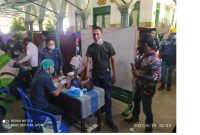 Foto: Syamsul Hadi saat mengantarkan putranya ikut sunatan massal gratis. (Seputarjatim.com)