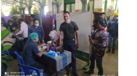 Foto: Syamsul Hadi saat mengantarkan putranya ikut sunatan massal gratis. (Seputarjatim.com)