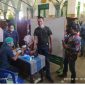 Foto: Syamsul Hadi saat mengantarkan putranya ikut sunatan massal gratis. (Seputarjatim.com)