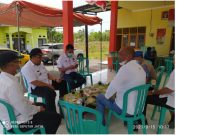 Foto:Camat Lenteng Bersama Anggota Polsek Lenteng dan Koramil Lenteng ditemani Kades Benaresep Timur Saat Memantau Pemberian Vaksin Tahap Pertama. 