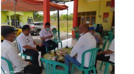 Foto:Camat Lenteng Bersama Anggota Polsek Lenteng dan Koramil Lenteng ditemani Kades Benaresep Timur Saat Memantau Pemberian Vaksin Tahap Pertama. 