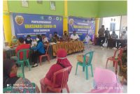 Foto:kapolsek Kota Sumenep bersama Anggota Koramil Kota ditemani Kades Babbalan Saat Memantau Pemberian Vaksin di Balai desa Babbalan.